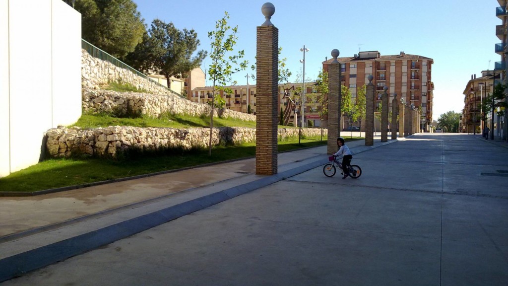 Acceso parque azucarera 1. Monzón (Huesca). Brualla-Alcaraz. Arquitectos.