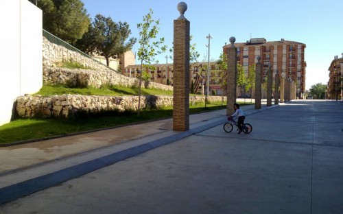 Acceso parque azucarera 1. Monzón (Huesca). Brualla-Alcaraz. Arquitectos.