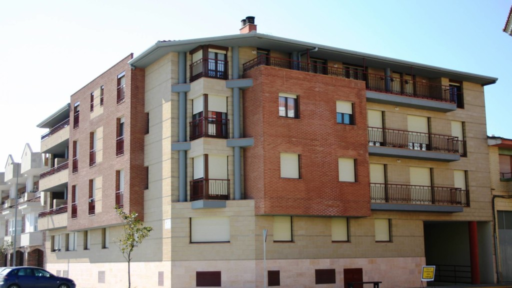 Edificio plurifamiliar esquina. Brualla-Alcaraz. Arquitectos. Monzón. Huesca. Aragón.
