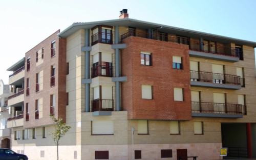 Edificio plurifamiliar esquina. Brualla-Alcaraz. Arquitectos. Monzón. Huesca. Aragón.