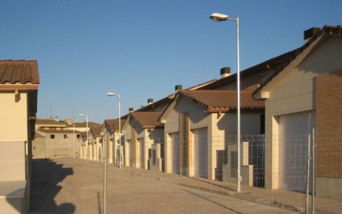 27 viviendas unifamiliares adosadas con garajes 2. CRISOL. Pueyo de Santa Cruz. Fundación Vivienda y Valor. Miguel Angel Brualla. Arquitecto.