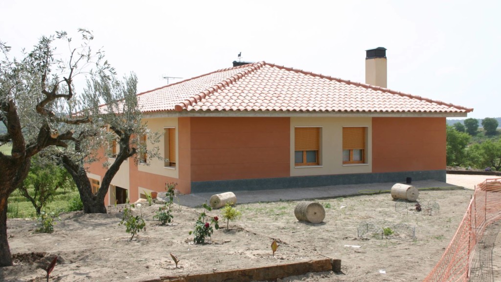 Vivienda unifamiliar aislada con garaje. Fonz. Huesca. Arquitectos. Brualla Alcaraz. 2