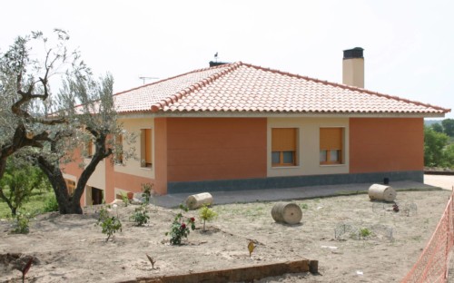 Vivienda unifamiliar aislada con garaje. Fonz. Huesca. Arquitectos. Brualla Alcaraz. 2