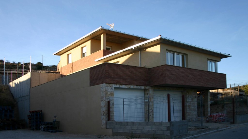 Vivienda unifamiliar aislada con garaje. Fonz. Huesca. Arquitectos. Brualla Alcaraz. 1