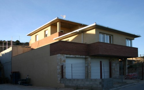 Vivienda unifamiliar aislada con garaje. Fonz. Huesca. Arquitectos. Brualla Alcaraz. 1