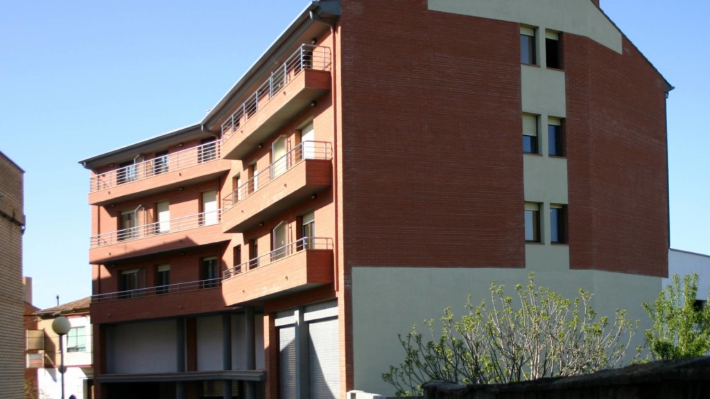 Edificio plurifamiliar. Santa Bárbara. Monzón. Huesca. Miguel Angel Brualla. Arquitecto.1