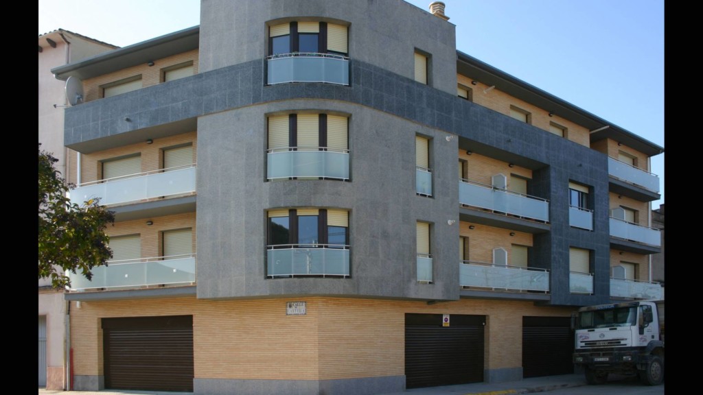 Edificio plurifamiliar 11 viviendas. Monzón. Huesca. Miguel Angel Brualla Palacín. Arquitecto.
