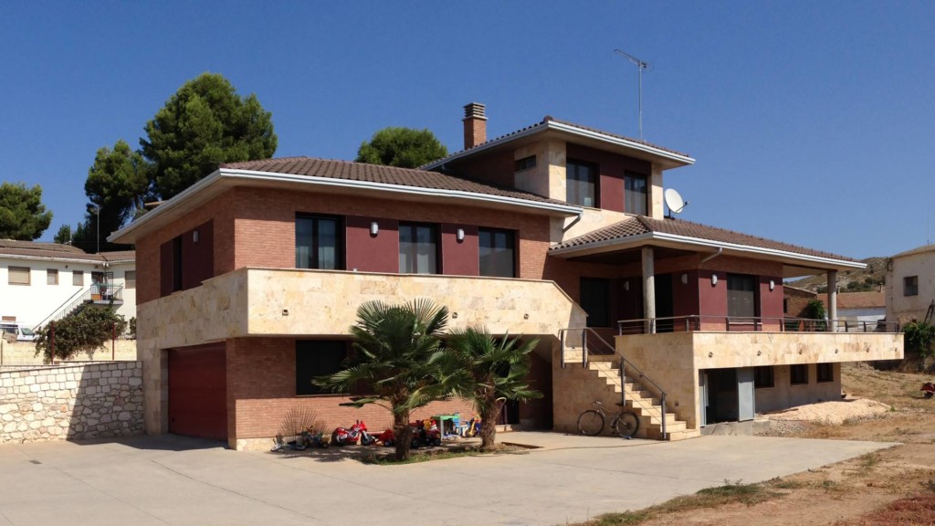 Vivienda unifamiliar aislada con garaje. Almunia de San Juan. Huesca. Aragón.  Arquitectos. Brualla Alcaraz. Miguel Angel Brualla 2