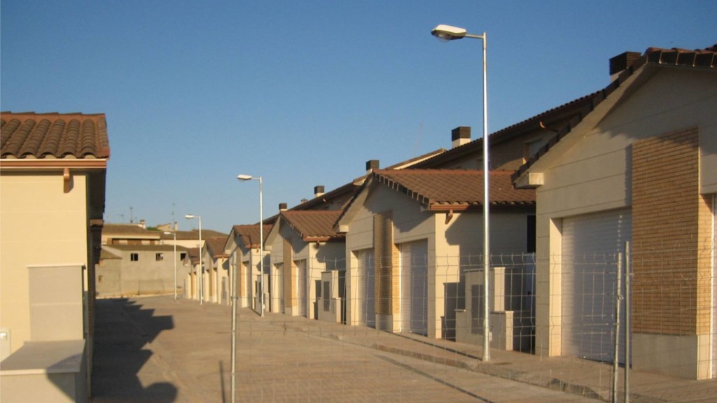 27 viviendas unifamiliares adosadas con garaje. Brualla-Alcaraz. Arquitectos. Pueyo de Santa Cruz (Huesca)
